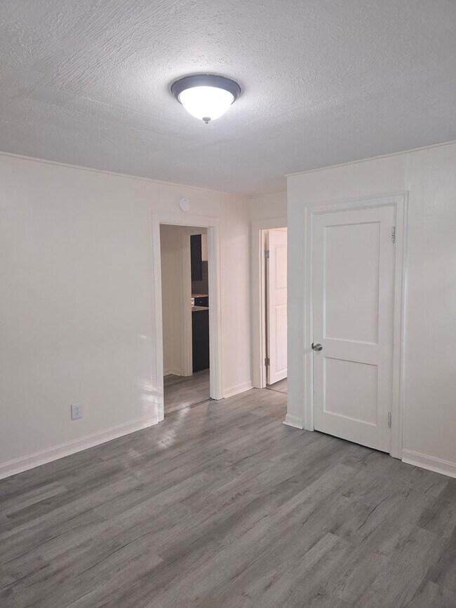 Building Photo - R- 903/905 Highland Dr