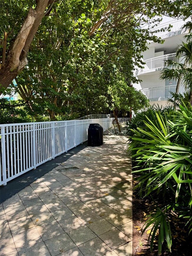 Building Photo - 2101 Brickell Ave