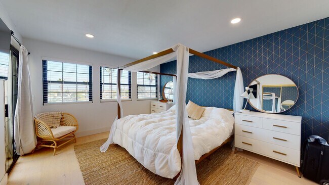 Building Photo - Bright 3 Bed 2 Bath Condo Available for Long Term Lease