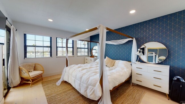 Building Photo - Bright 3 Bed 2 Bath Furnished Condo Available for Long Term Lease