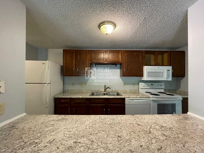 Building Photo - **MOVE IN SPECIAL!**Beautiful 2 Bed 2 Bath...