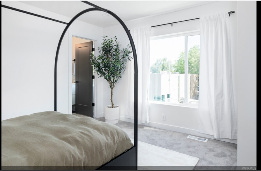 Building Photo - 1660 S Major St