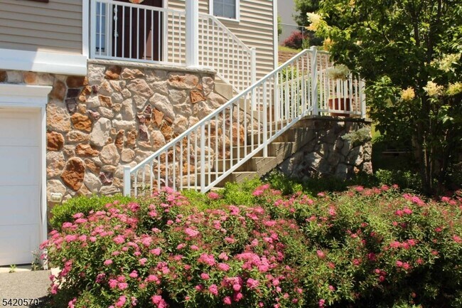 Building Photo - 282 Winding Hill Dr