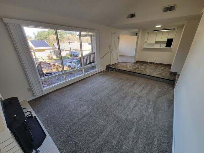 Building Photo - *1/2 OFF 1ST MONTH'S RENT PROMO* 3 BR Townhome- Wonderful Privacy Deck in Beaverton with 1 Car Ga...