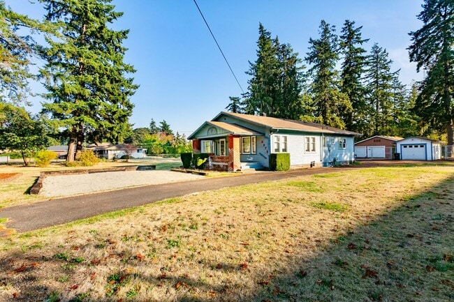 Building Photo - Spacious Lakewood Home with Basement & Outdoor Living **$1000 OFF FIRST MONTH'S RENT**