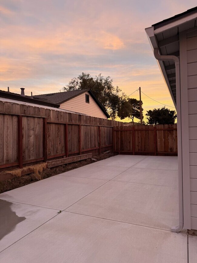 Building Photo - Bolsa Knolls NEWLY UPDATED 3 Bedroom / 2 Bathroom House w/ Fenced Yard & Laundry Hookups