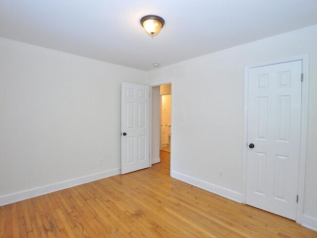 Building Photo - 7323 Idlewild Rd, Charlotte, NC 28212