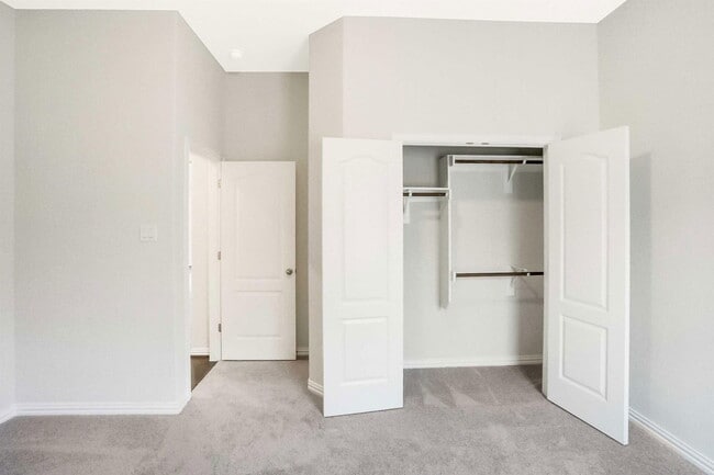 Building Photo - 335 Spinnaker Loop