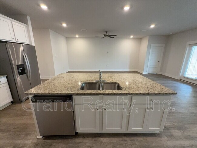 Building Photo - 5869 Danbury Blvd