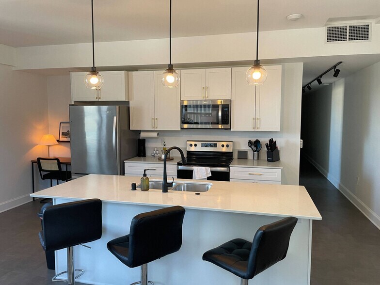 Building Photo - 758 N Broadway