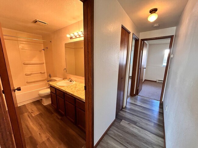 Building Photo - Spacious 2 Bed, 1 Bath on South Hill!