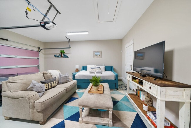 Building Photo - 121 Christmas Tree Ln