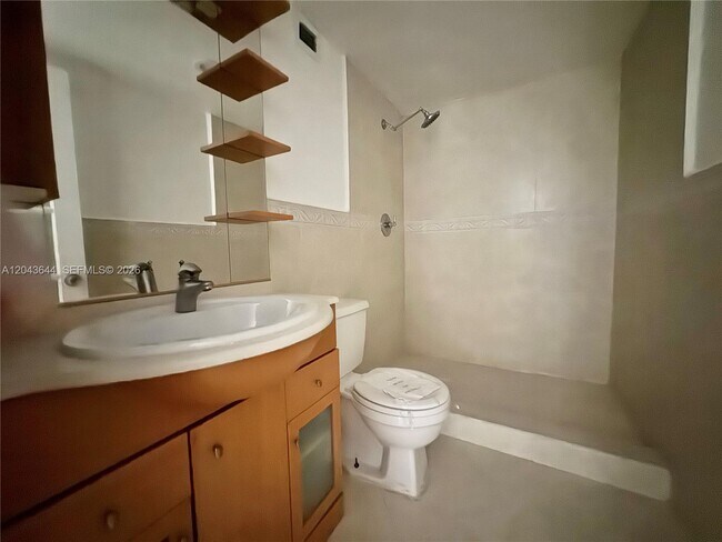 Building Photo - 400 Kings Point Dr