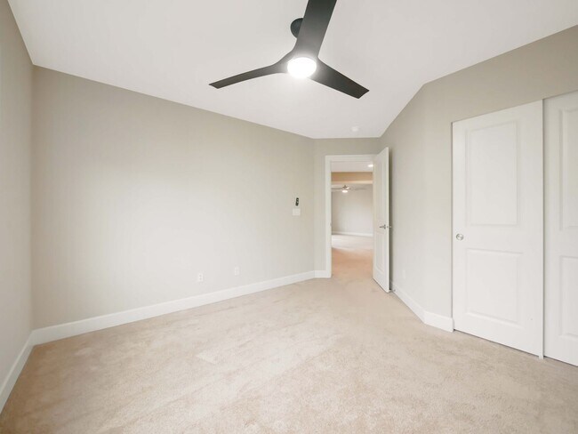 Building Photo - 4 Bed and 2.5 Bath Beautiful Single-family...