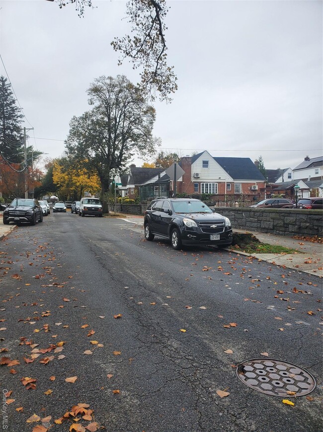 Building Photo - 9-15 College Pl