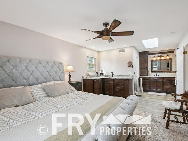 Building Photo - Spacious Five-Bedroom - Great For Entertaining