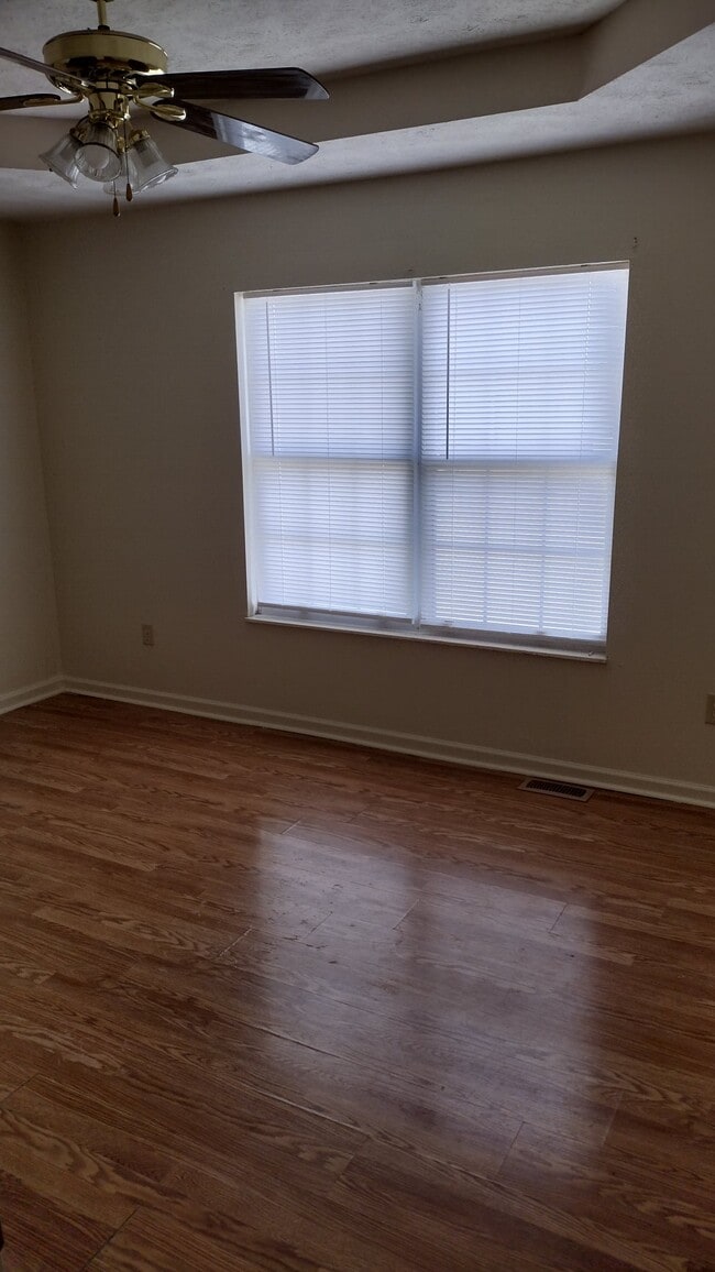 Building Photo - 1035 Bluebird Ln