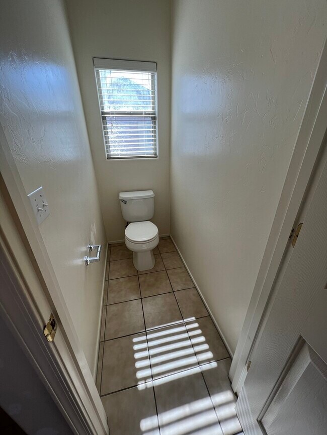 Building Photo - HOUSE FOR RENT