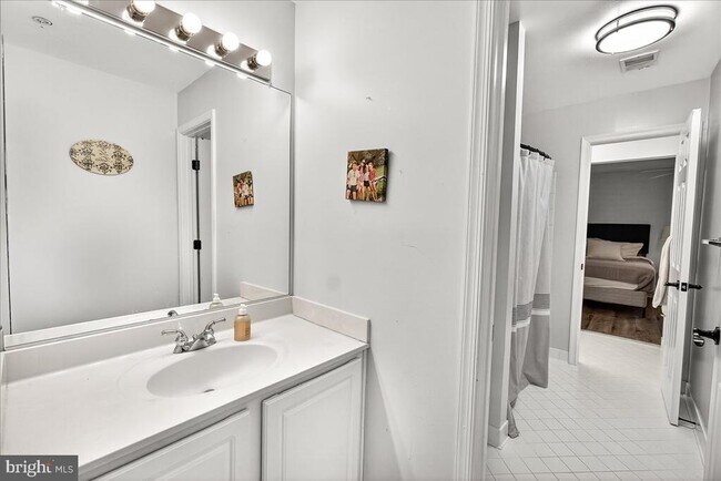 Building Photo - 910 Featherstone St