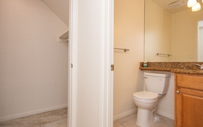 Building Photo - 3 Bedroom, 2.5 Bathroom Townhome!