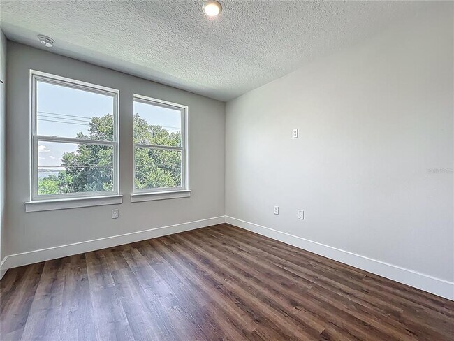 Building Photo - 591 W Osceola St