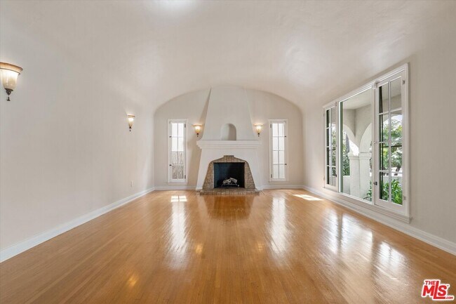 Building Photo - 2002 Kelton Ave