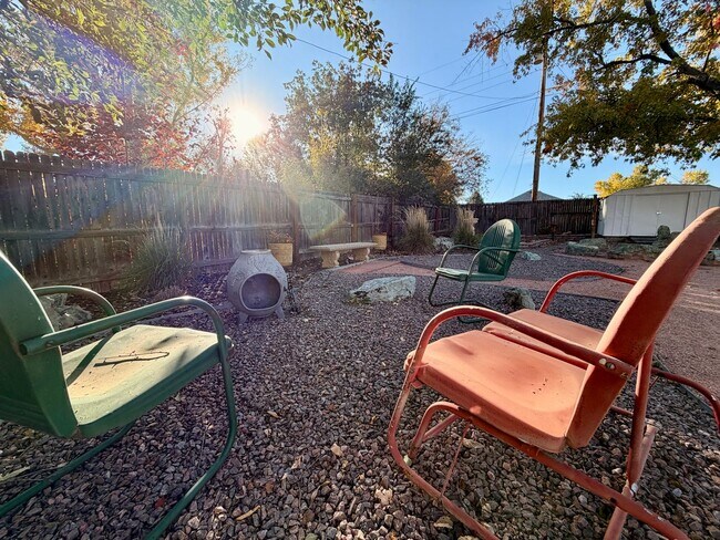 Building Photo - Lovely 5-bedroom, 2¾-bath home located in ...