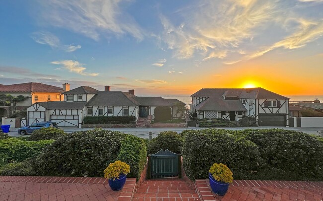 Primary Photo - Lovely single story beach home with Ocean ...