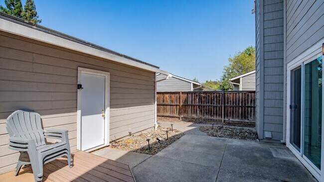 Building Photo - 142 Village Ct