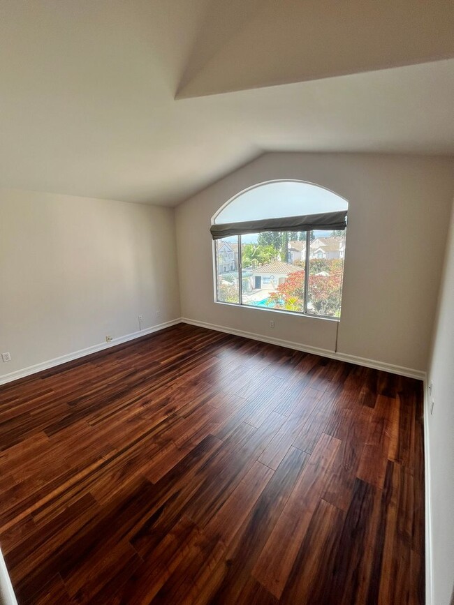 Building Photo - Spacious 3-Bedroom, 2.5-Bathroom Home