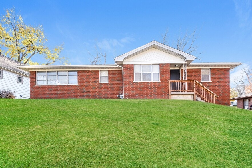 Building Photo - 630 W Adams St