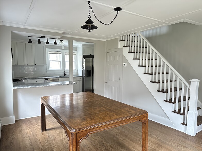 Dining room - 22-24 E Main St