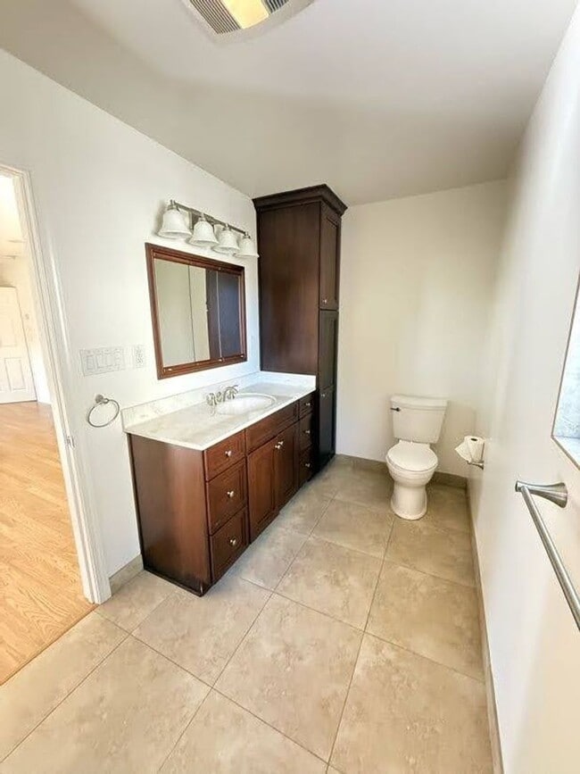 Building Photo - Charming 3-4 Bed/3 Bath Home in Belmont wi...