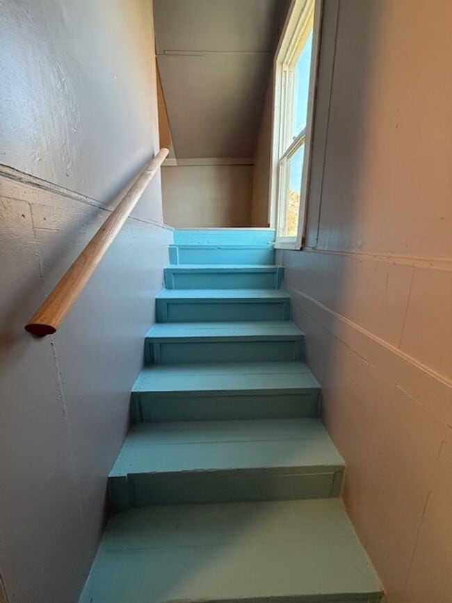 Building Photo - Beautifully Renovated 2-Bedroom Home – Mod...