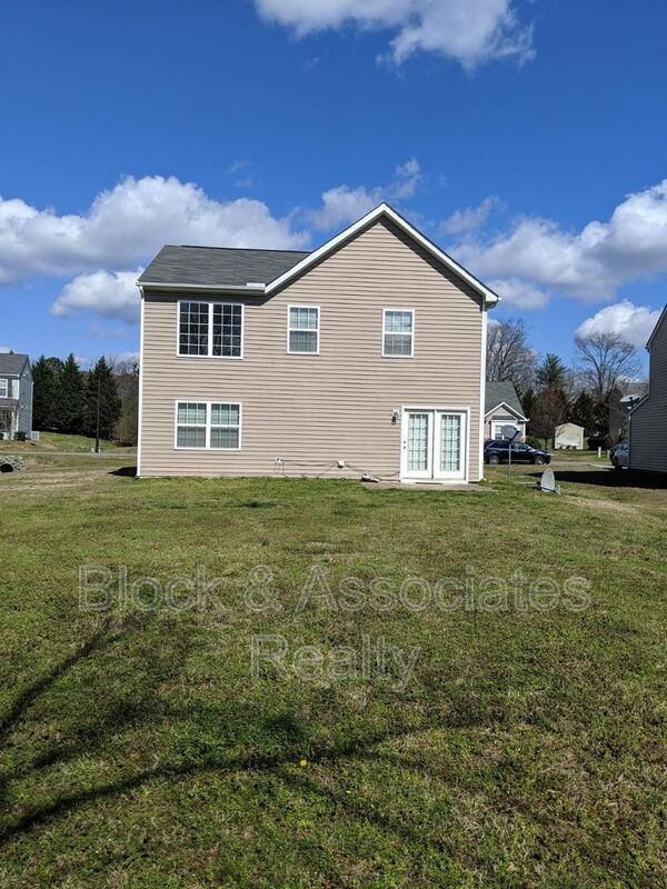 Building Photo - 120 Willow Ridge Dr