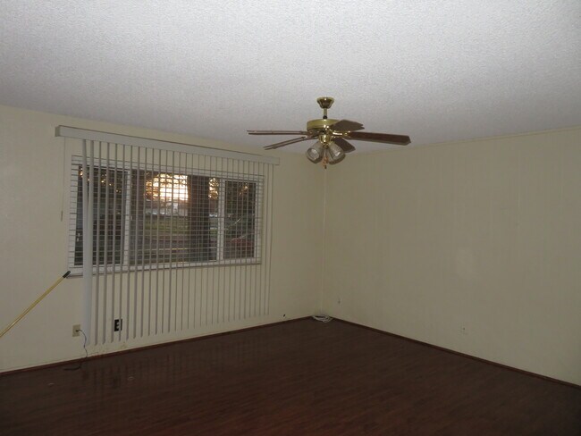 Living room - 751 Higgins Rd