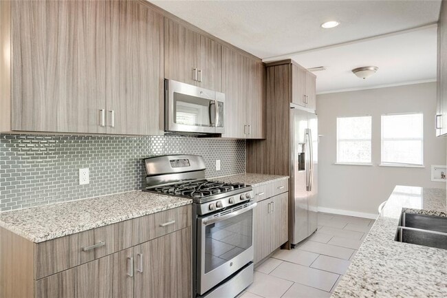 Building Photo - 5602 Roosevelt Ave