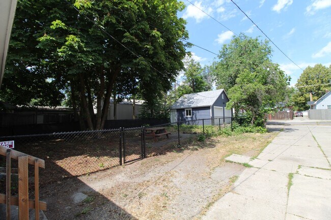 Building Photo - 1211 E Mission Ave