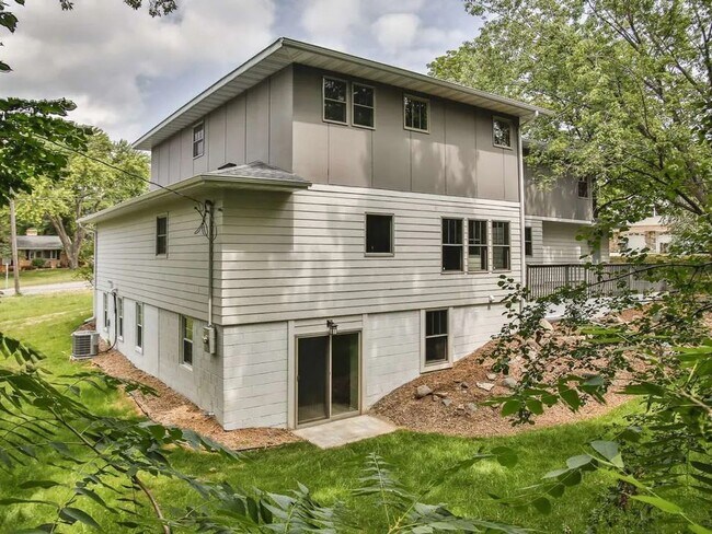 Building Photo - 5321 Interlachen Blvd