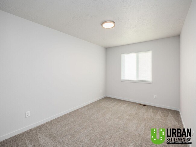 Building Photo - Woodlawn Duplex