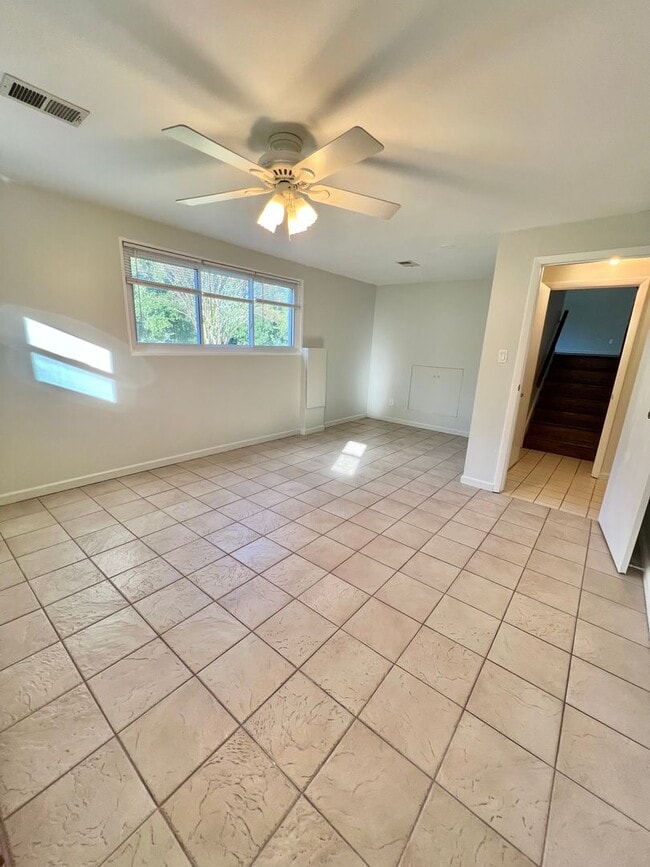 Building Photo - Beautiful 4 BR + den 2 FB home in corner lot!