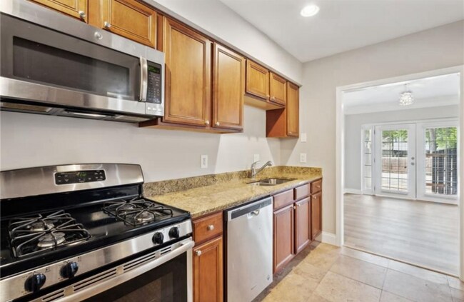 Building Photo - 6980 Roswell Rd