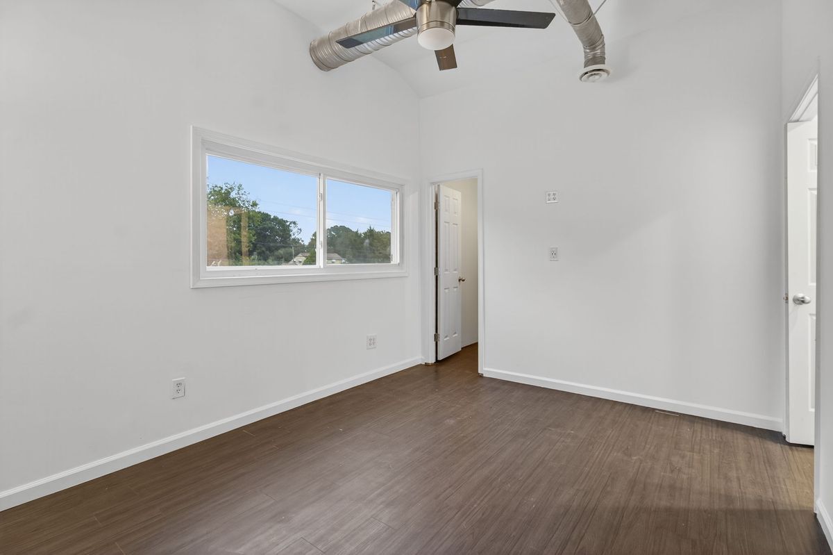 Building Photo - 837 Romney Ln