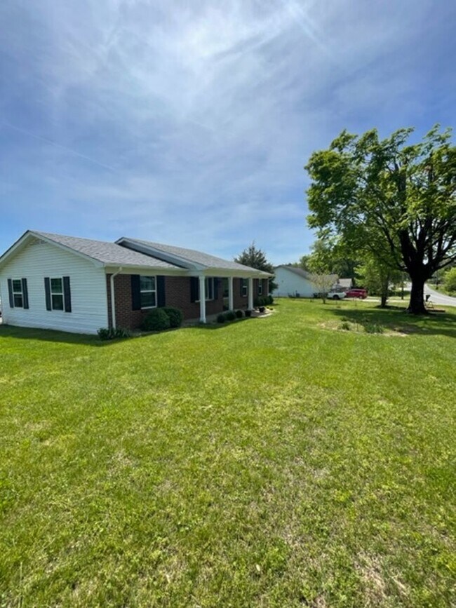 Building Photo - Maryville 37801 - 3 bedroom, 1.5 bath one level hime - Contact Debra Johnson (865) 591-8281