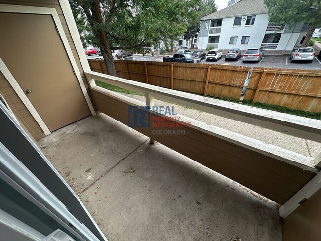 Building Photo - 1075 S Elkhart Way
