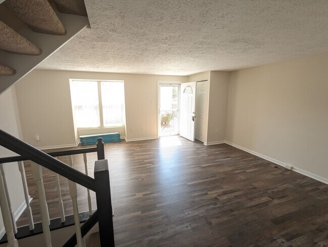 Building Photo - 3 level townhouse in established Frederick neighborhood available July 1st!