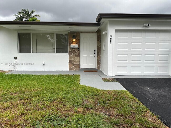 Building Photo - 5023 SW 93rd Ave