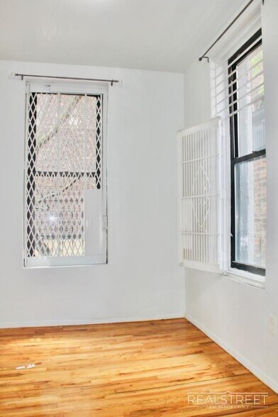 Building Photo - Newly Renovated Spacious 2BR in Heart of Park Slope
