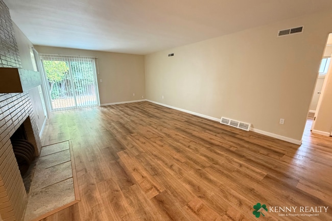 Building Photo - Remodeled 2 Bedroom Duplex with Private Ba...