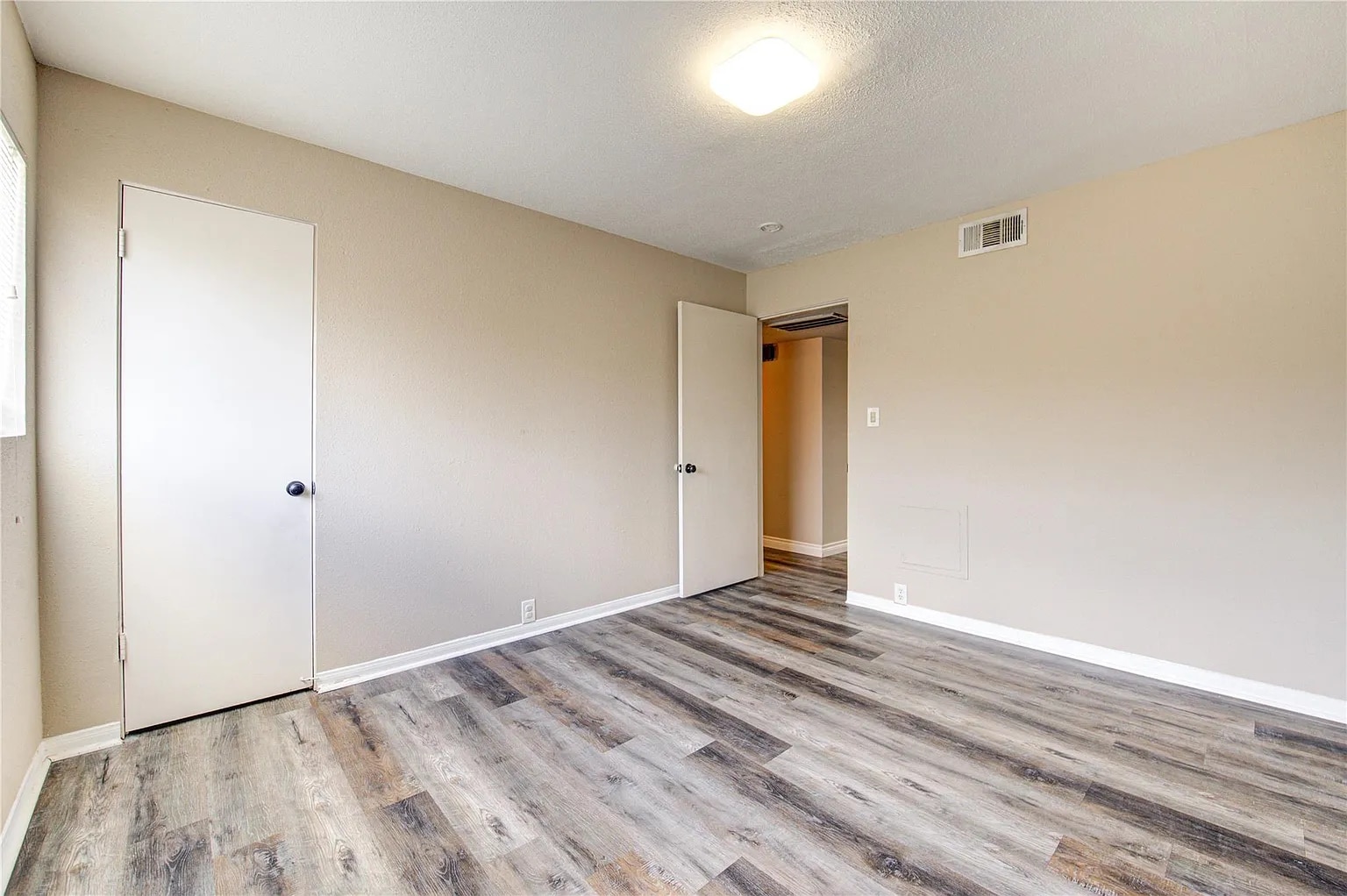 huge bedroom - 2101 Fountain View Dr